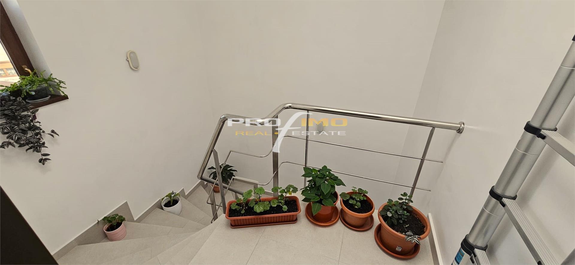 Apartament 3 camere intr o vila P+2E cu cate un apartament pe etaj